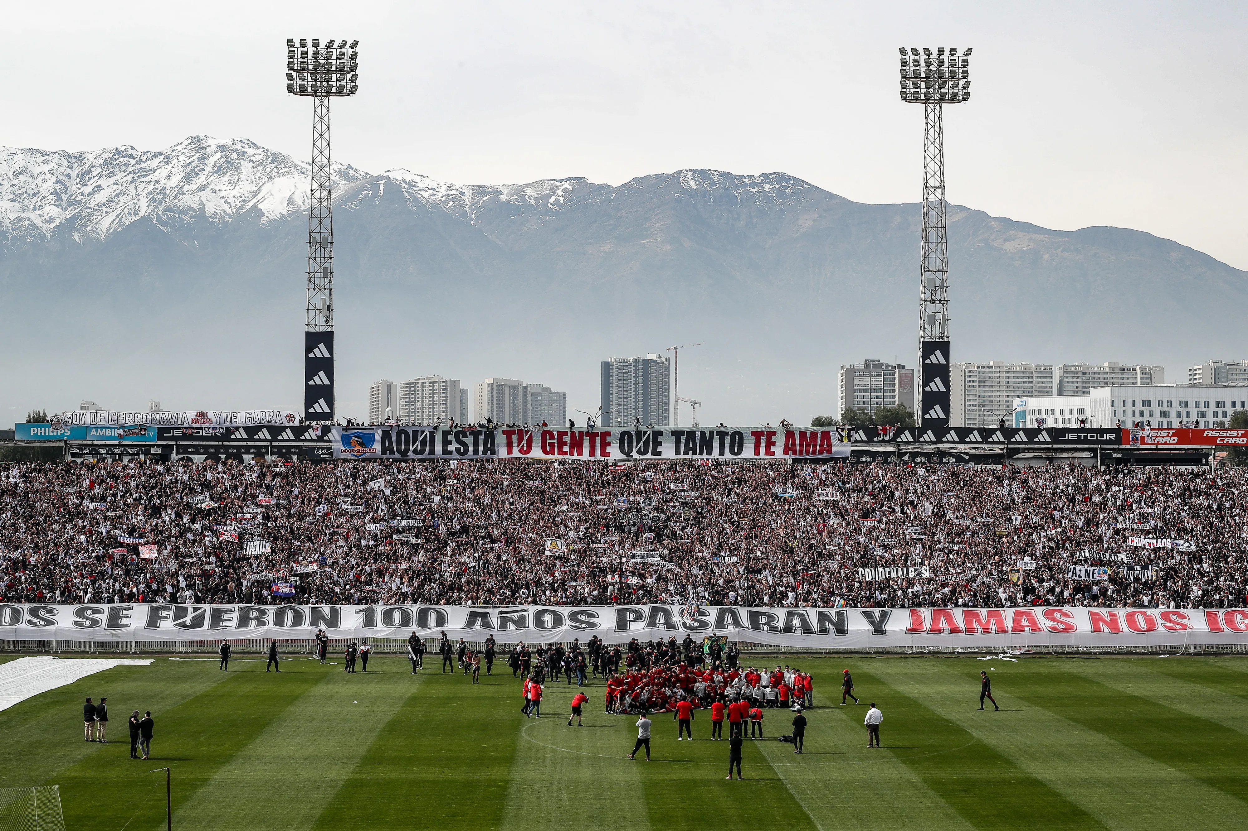 Hinchas de Colo Colo alientan a su equipo en el arengazo previo al Superclásico. Imagen: Diego Martin/Photosport