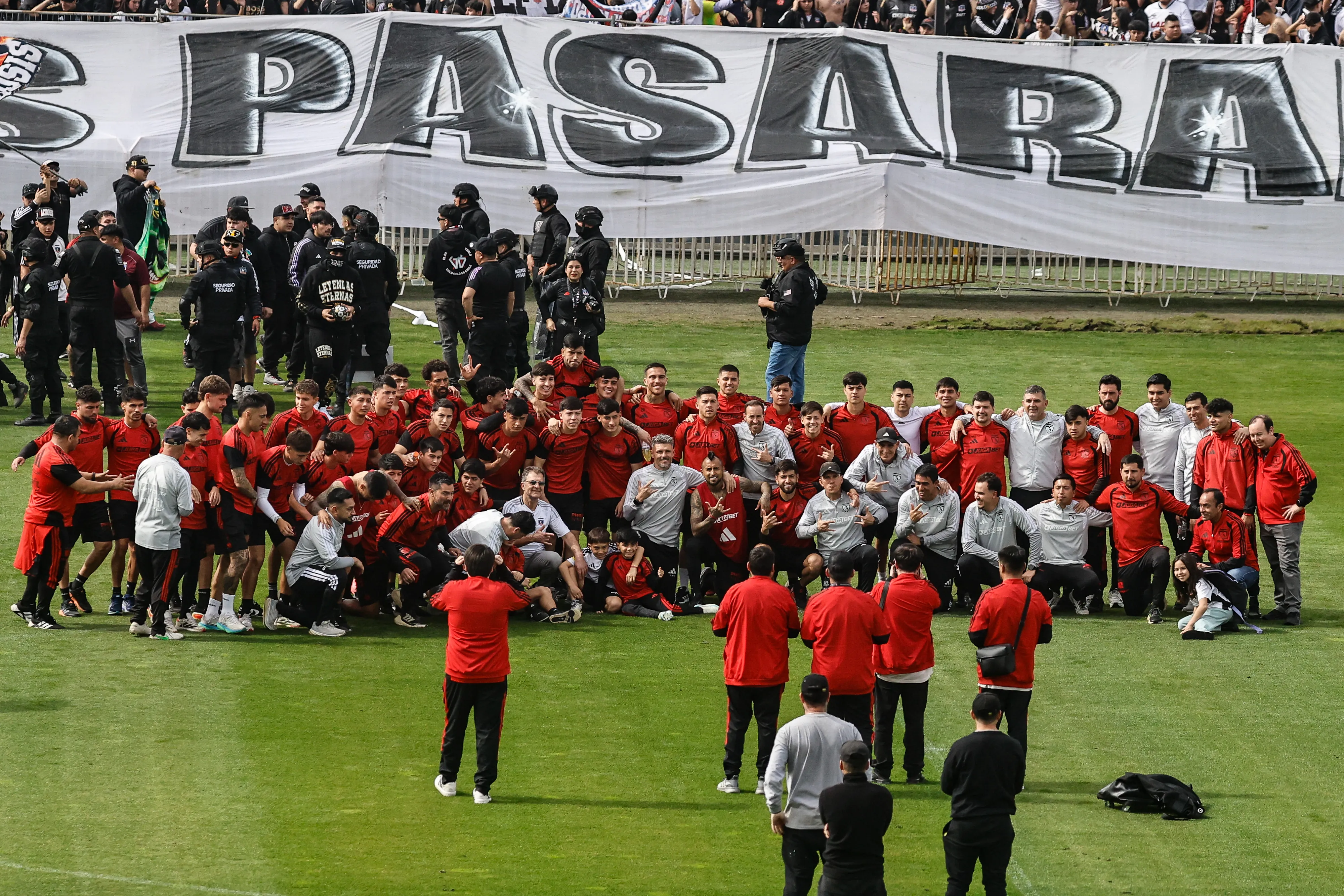Hinchas de Colo Colo alientan a su equipo en el arengazo previo al Superclásico. Imagen: Diego Martin/Photosport