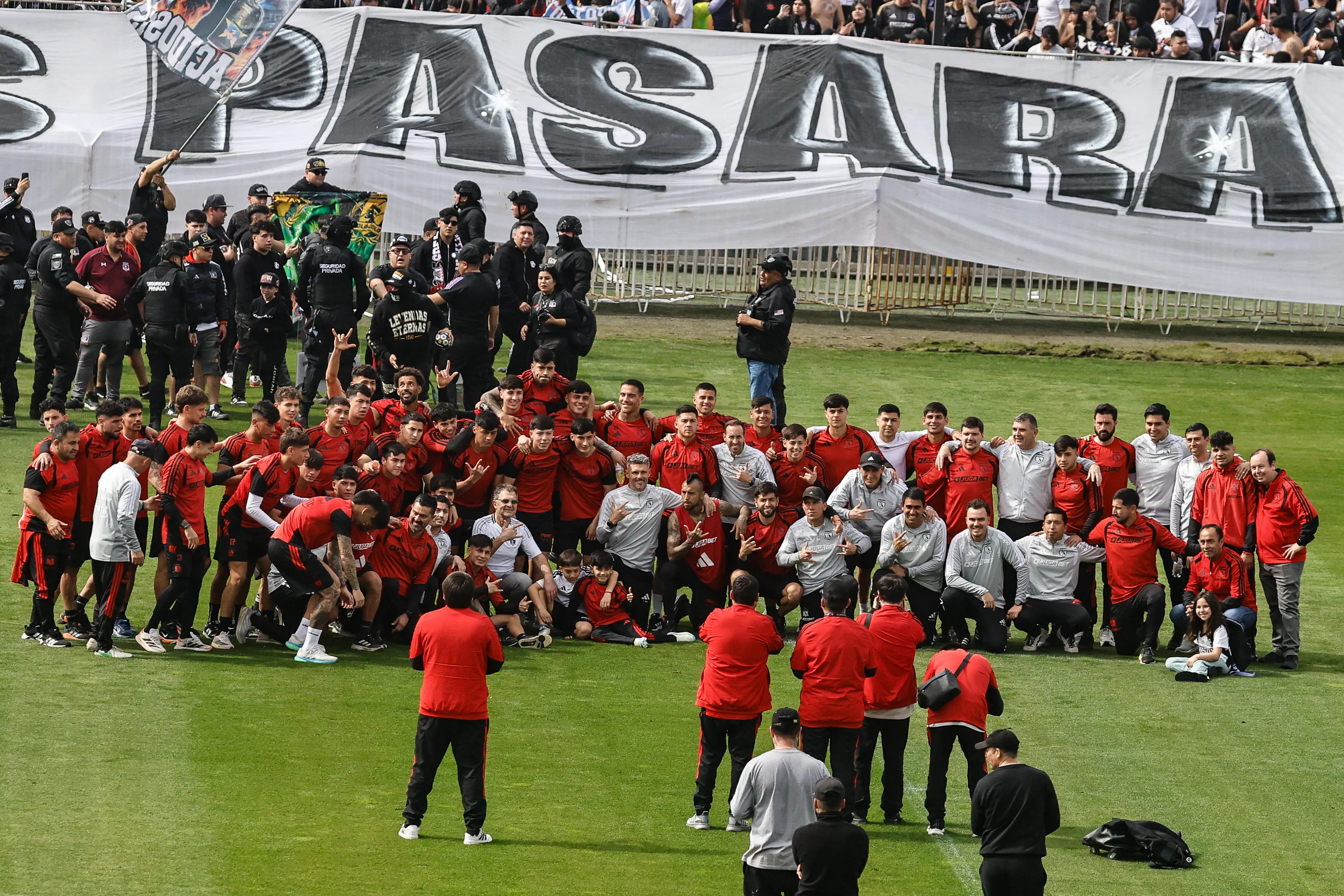 Hinchas de Colo Colo alientan a su equipo en el arengazo previo al Superclásico. Imagen: Diego Martin/Photosport