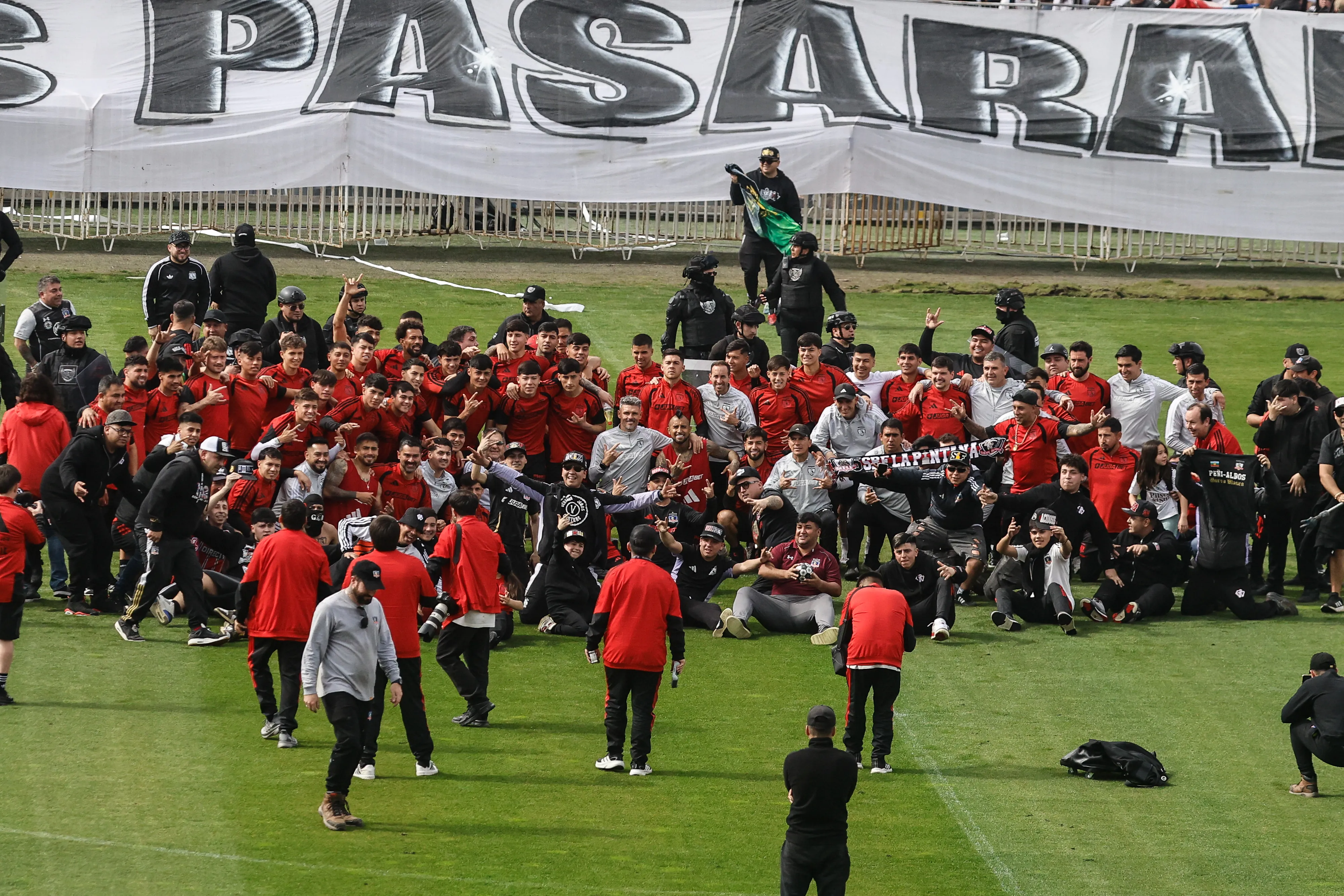 Hinchas de Colo Colo alientan a su equipo en el arengazo previo al Superclásico. Imagen: Diego Martin/Photosport