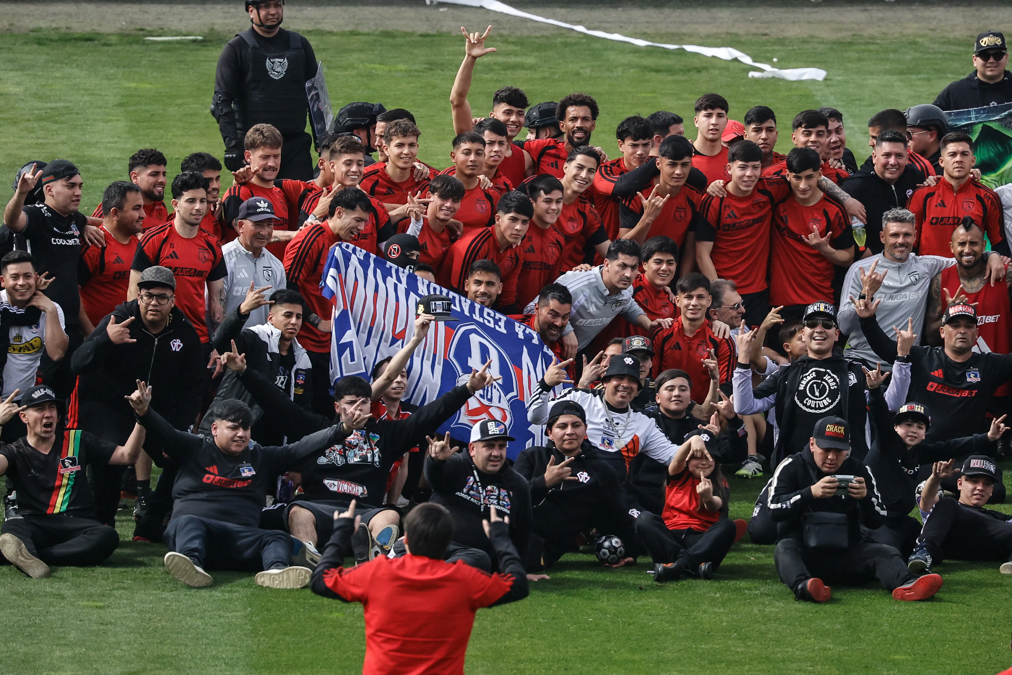 Hinchas de Colo Colo alientan a su equipo en el arengazo previo al Superclásico. Imagen: Diego Martin/Photosport