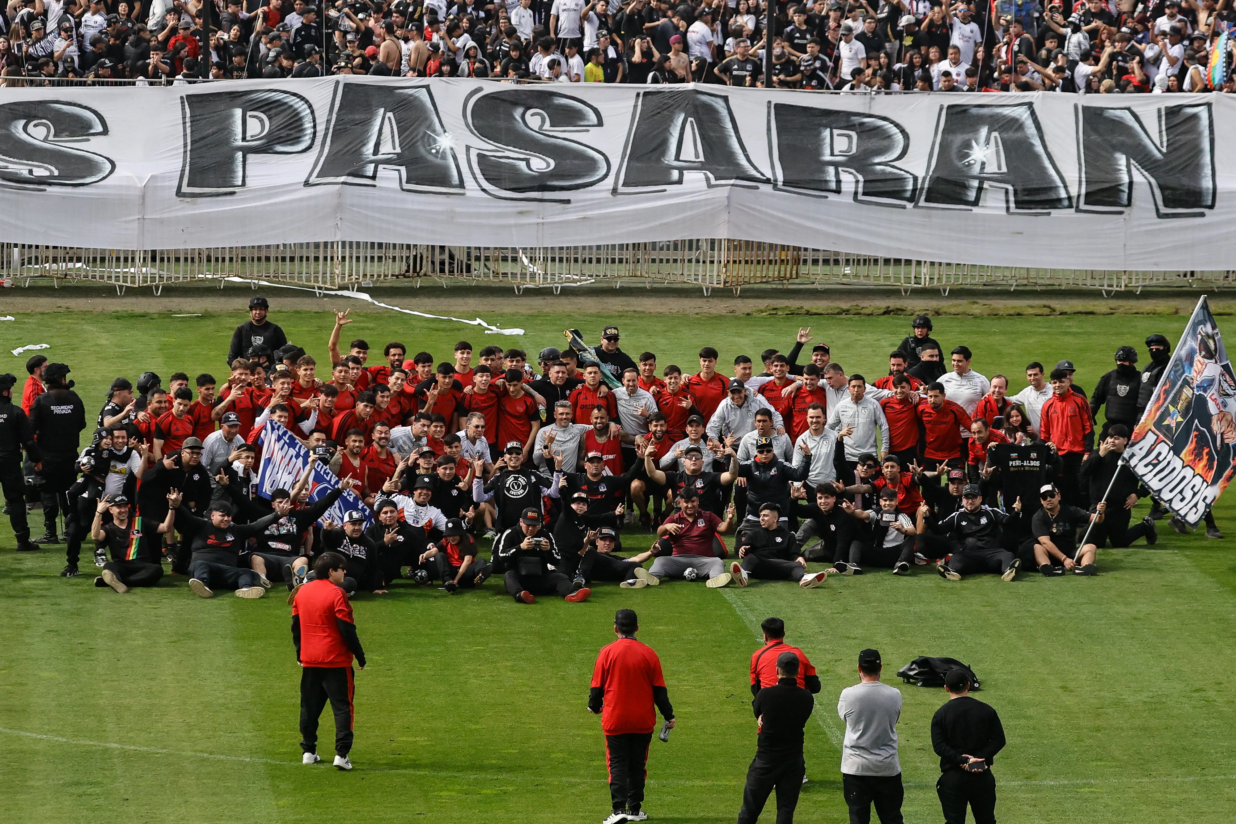 Hinchas de Colo Colo alientan a su equipo en el arengazo previo al Superclásico. Imagen: Diego Martin/Photosport