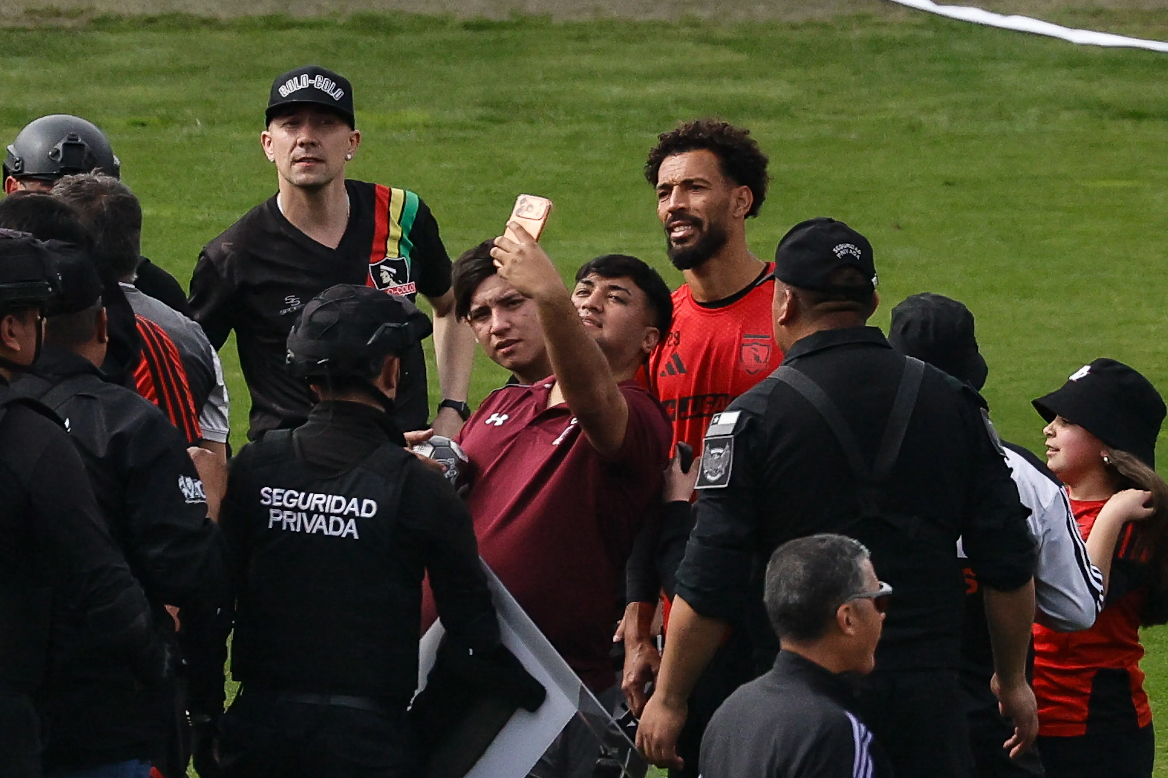 Hinchas de Colo Colo alientan a su equipo en el arengazo previo al Superclásico. Imagen: Diego Martin/Photosport