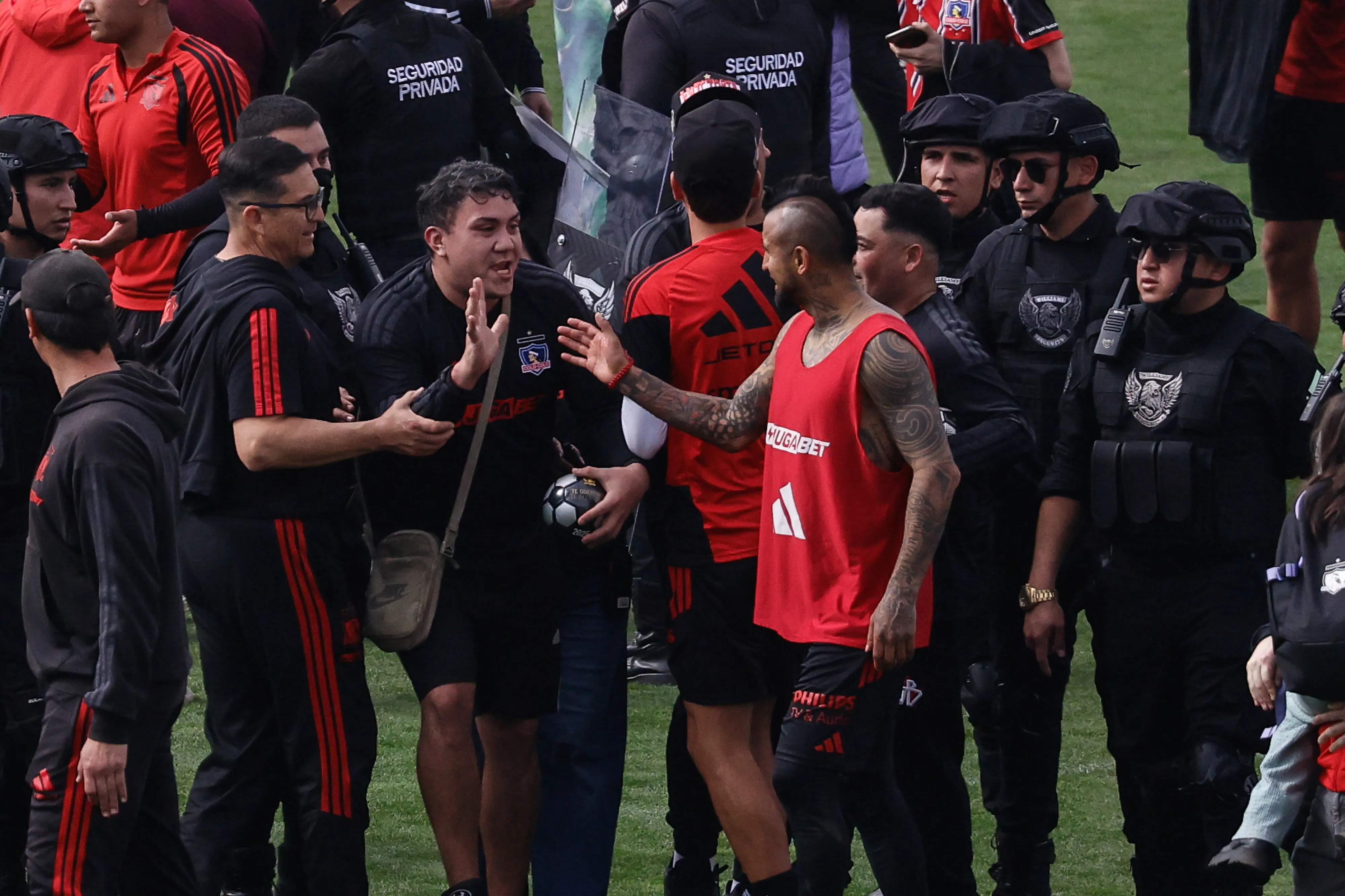 Hinchas de Colo Colo alientan a su equipo en el arengazo previo al Superclásico. Imagen: Diego Martin/Photosport