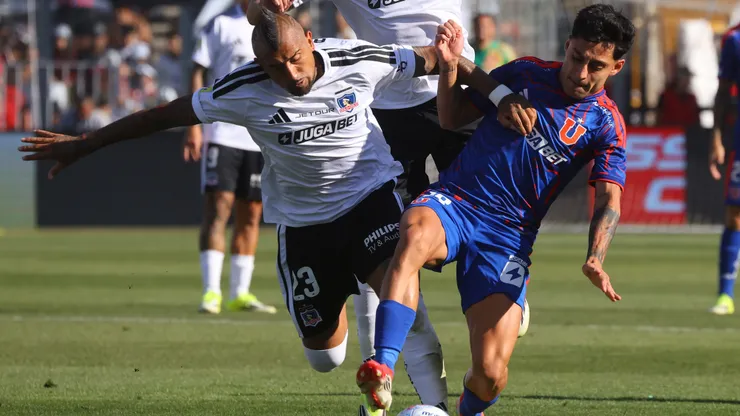 Colo Colo enfrenta a Universidad de Chile.