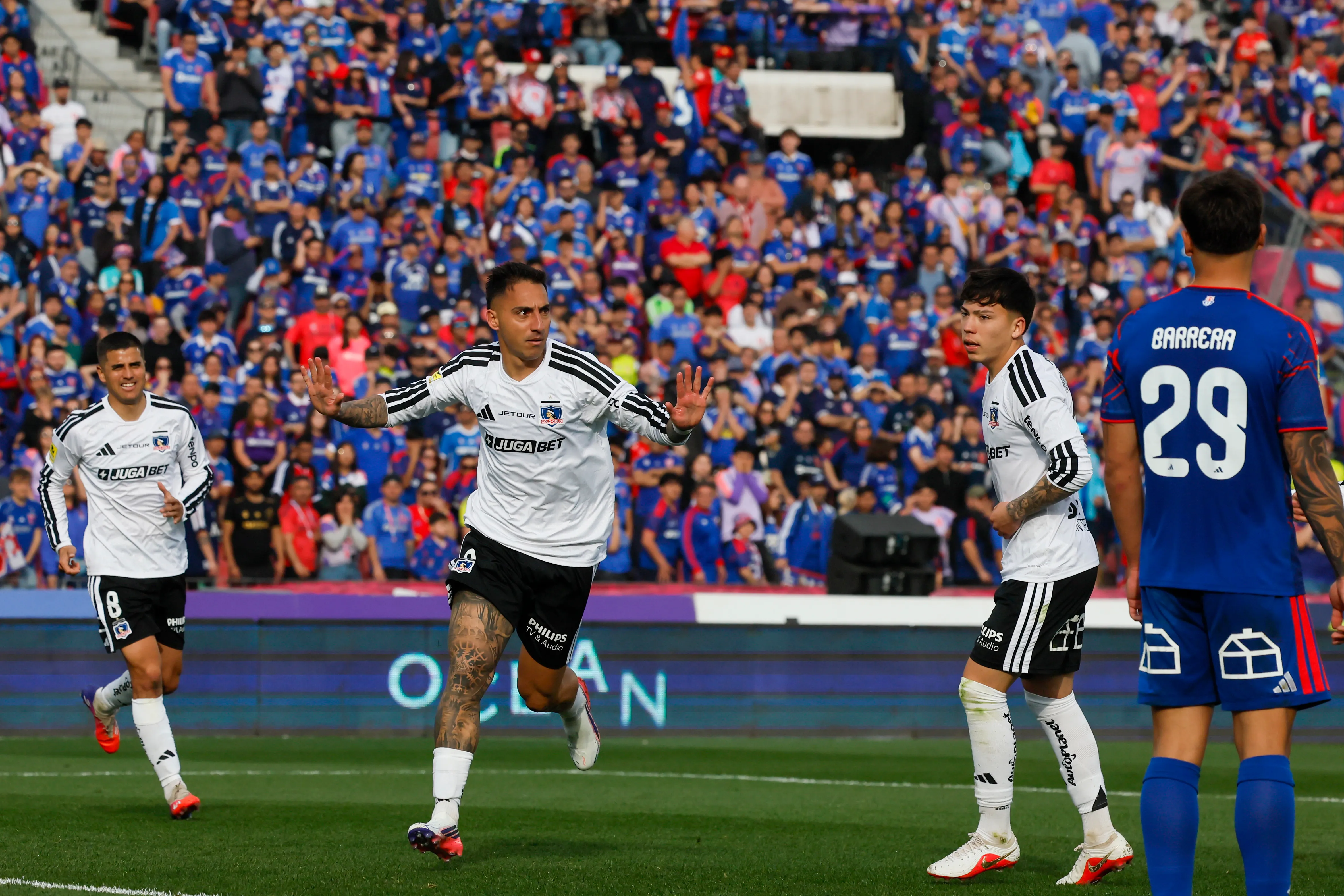 Javier Correa anota para Colo Colo.Imagen: Andres Pina/Photosport