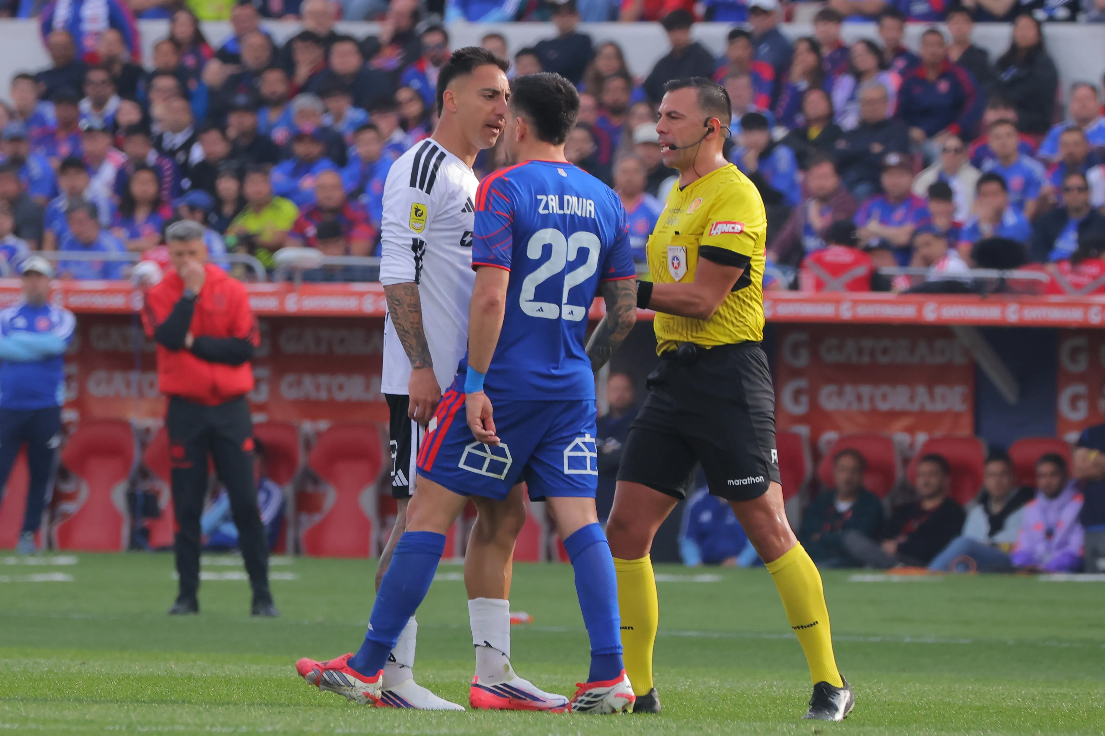 Javier Correa “puteó” a Matías Zaldivia en el Superclásico | Foto: Photosport