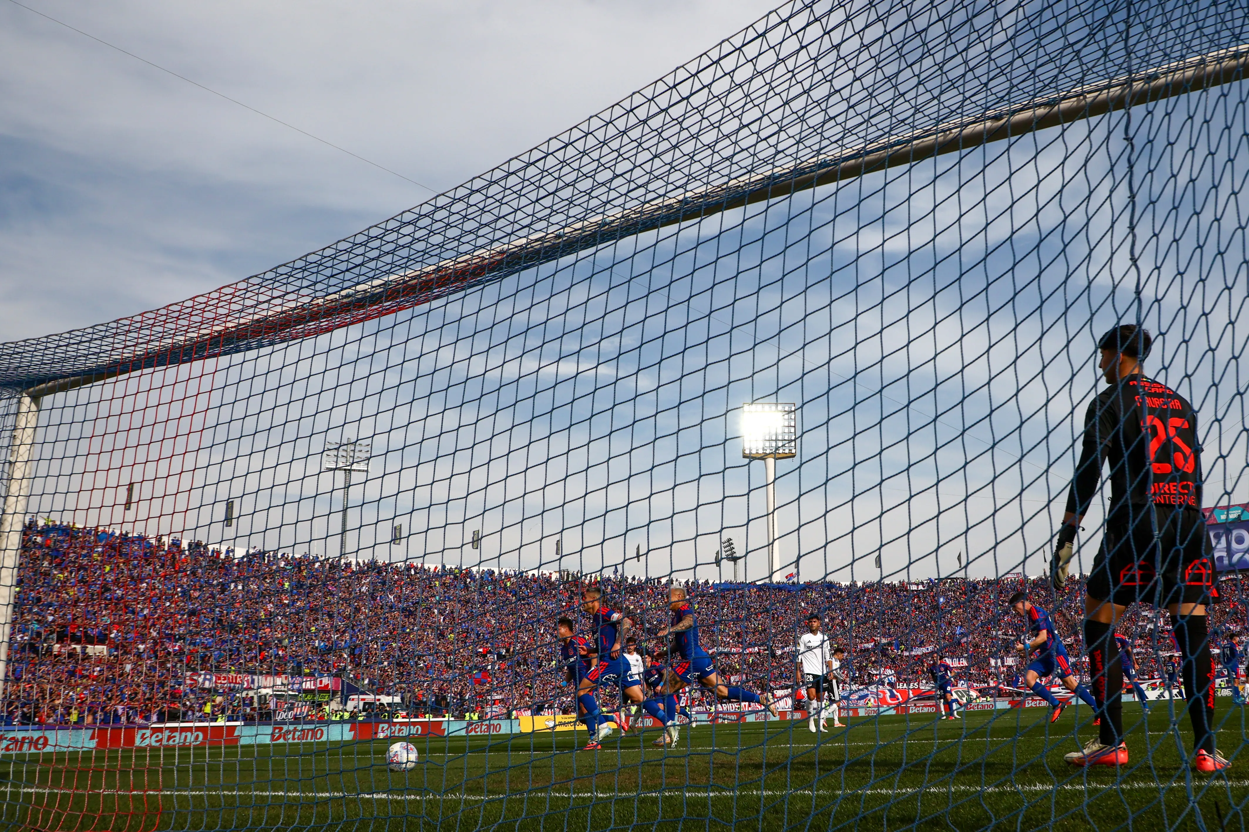 Colo Colo triunfó en el Superclásico 200. Imagen: Photosport.