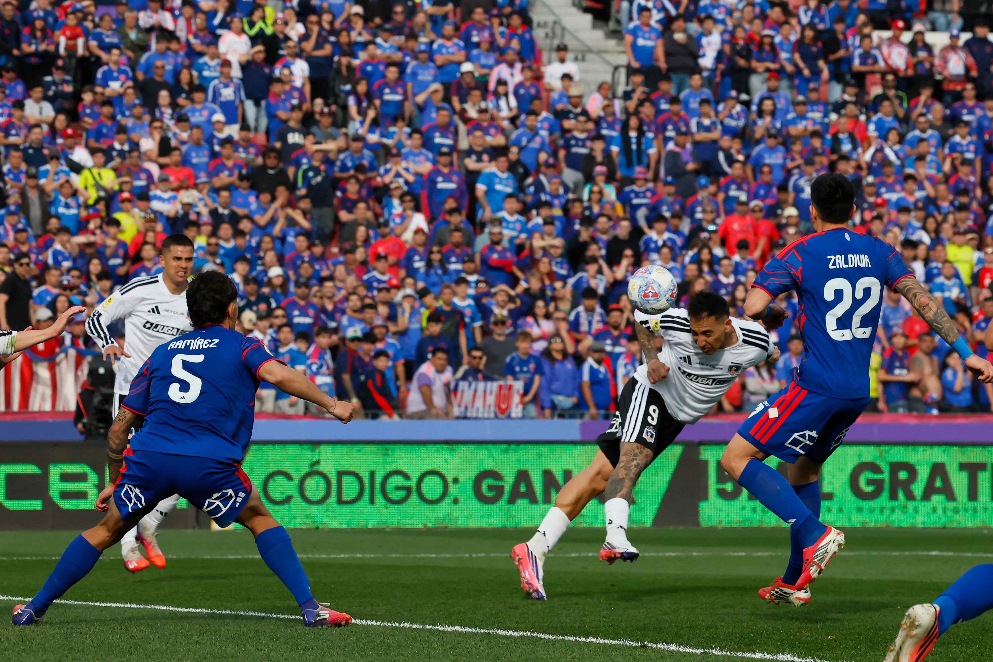 Colo Colo triunfó en el Superclásico 200. Imagen: Photosport.