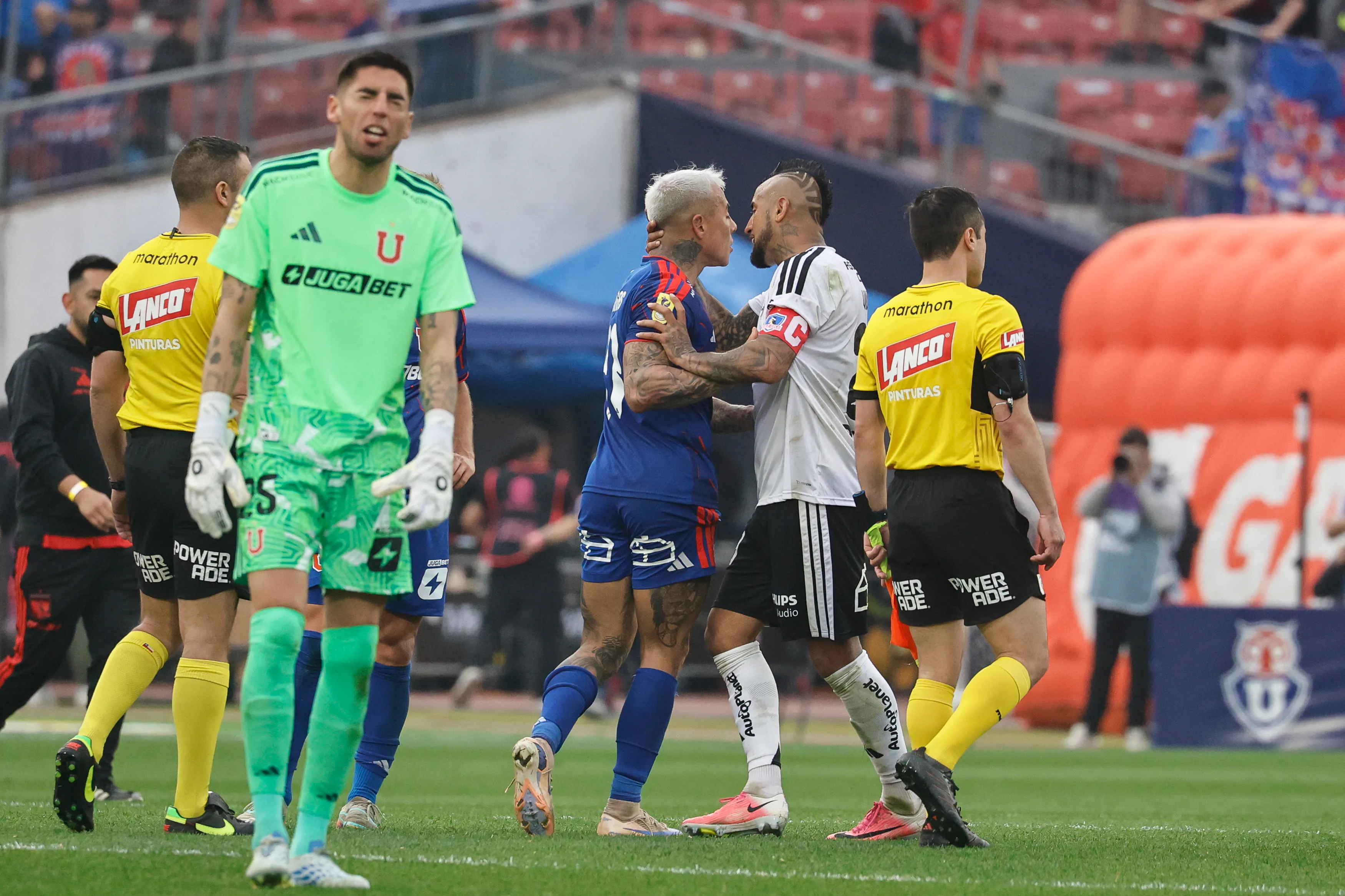 Futbol, Universidad de Chile vs Colo Colo.
Fecha 20, Liga de Primera 2026.
El jugadores de Universidad de Chile lamentan tras perder contra Colo Colo durante el partido de la Liga de Primera disputado en el estadio Nacional de Santiago, Chile.
23/08/2026
Diego Martin/Photosport

Football, Universidad de Chile vs Colo Colo.
20th turn, 2026 First Division League.
Universidad de Chile’s players reacts after losing a against Colo Colo during a First Division League match at Nacional stadium in Santiago, Chile.
23/08/2026
Diego Martin/Photosport