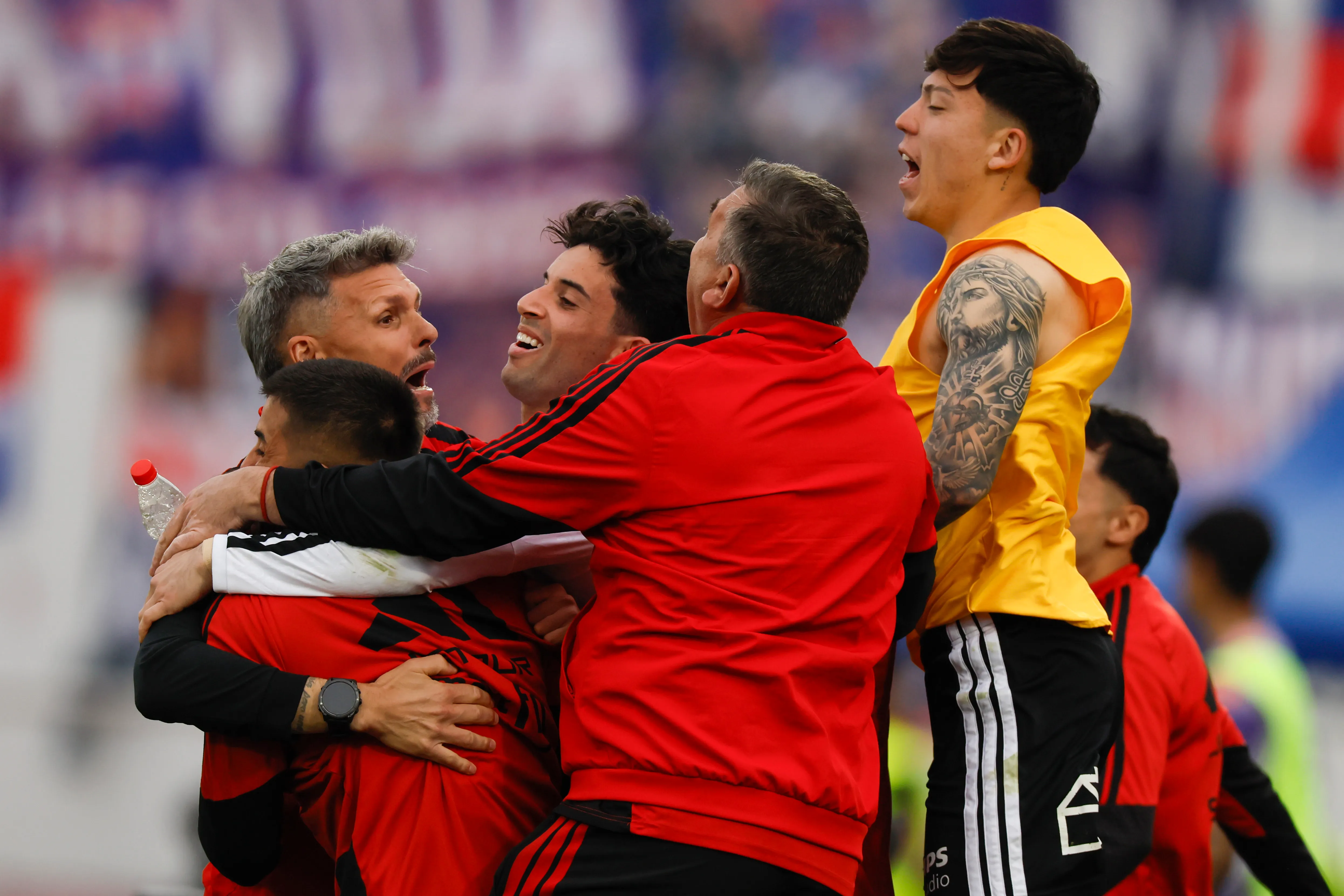 Fernando Ortiz celebra el triunfo de Colo Colo en el Superclásico.Imagen: Andres Pina/Photosport