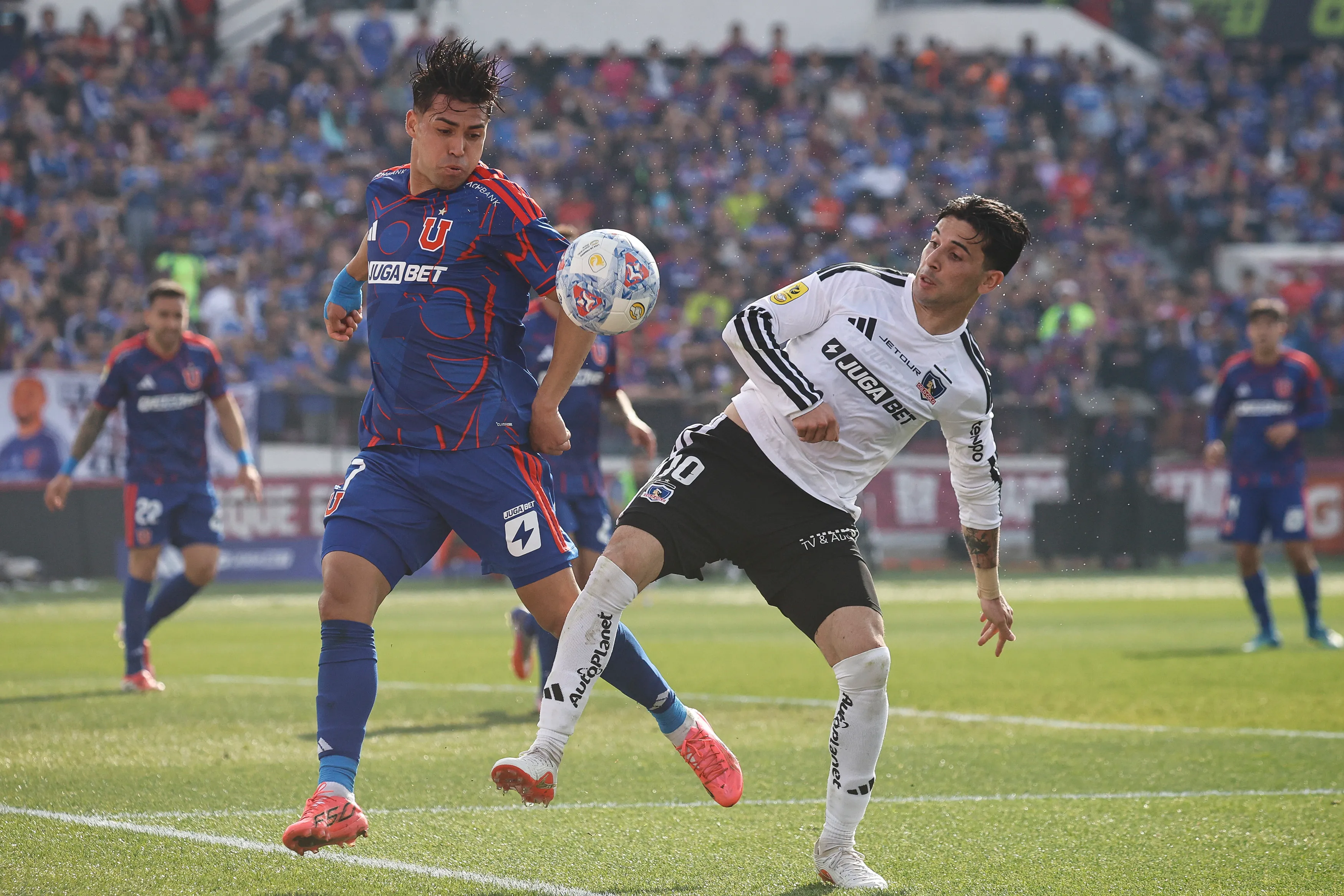 Lautaro Pastrán saca pecho por el triunfo de Colo Colo en el Superclásico. 