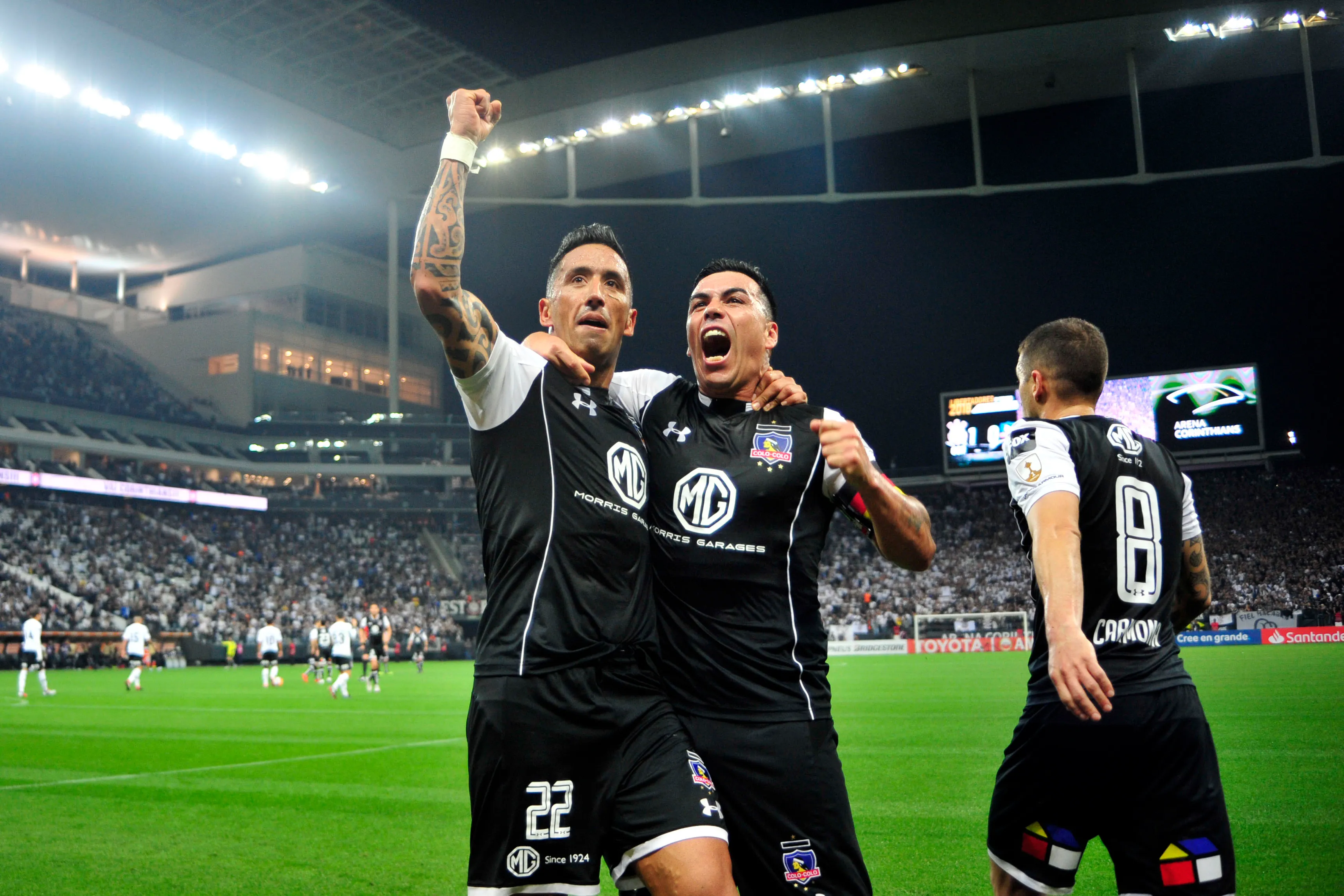 Lucas Barrios y Esteban Paredes celebran la anotación del Cacique. Imagen: Photosport