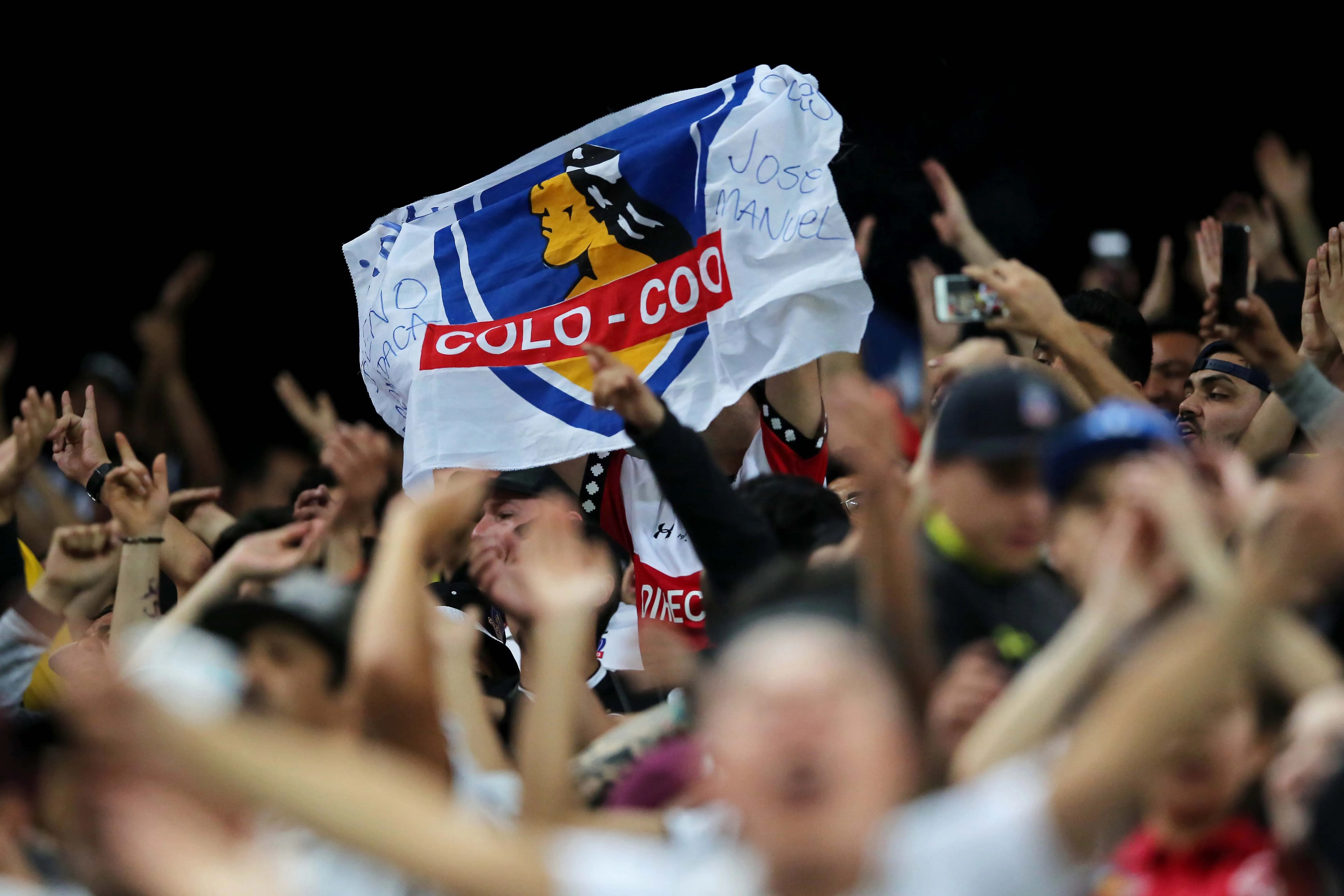 La celebración de los hinchas colocolinos. Imagen: Photosport