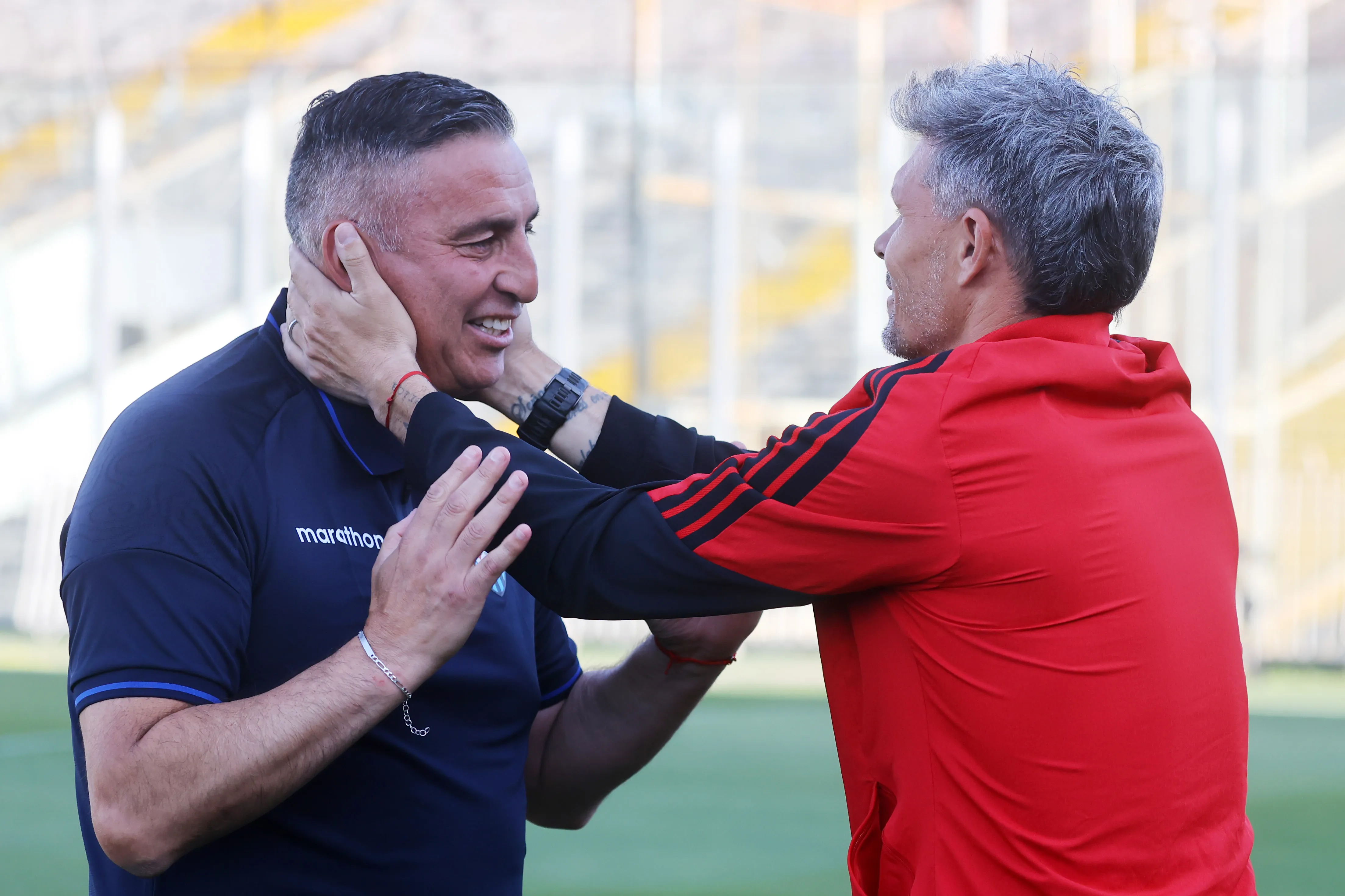 Fernando Ortiz saluda con mucha efusividad a cada entrenador previo a los partidos | Foto: Photosport