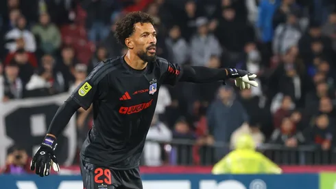 Vozinha recibe consejos previo a su debut en la Liga de Primera con Colo Colo