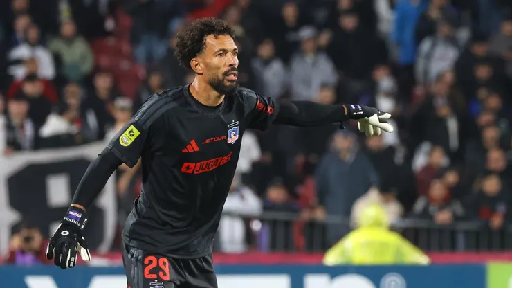 Vozinha recibe consejos previo a su debut en la Liga de Primera con Colo Colo