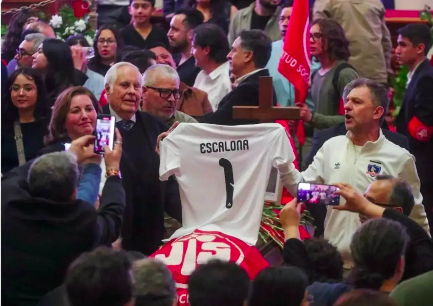 Aníbal Mosa hizo guardia al féretro de Camilo Escalona con una camiseta de Colo Colo.