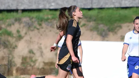 Cata Muñoz anota siete tanto en una goleada 15-1 de Colo Colo femenino.