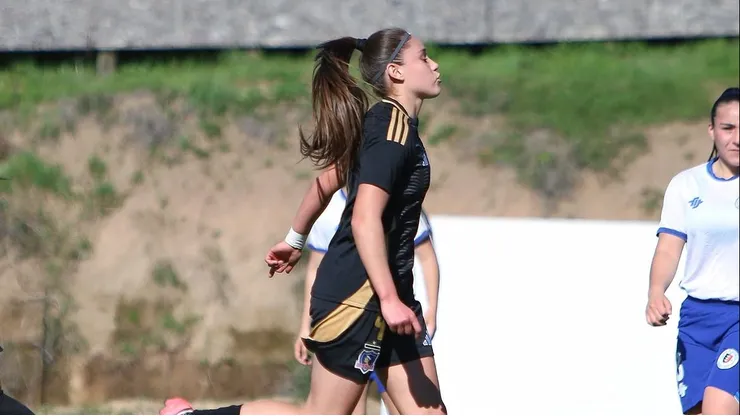 Cata Muñoz anota siete tanto en una goleada 15-1 de Colo Colo femenino.