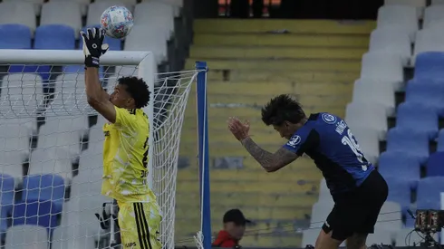 Fernando Ortiz reacciona al error de Vozinha en el empate de Colo Colo frente a Huachipato.
