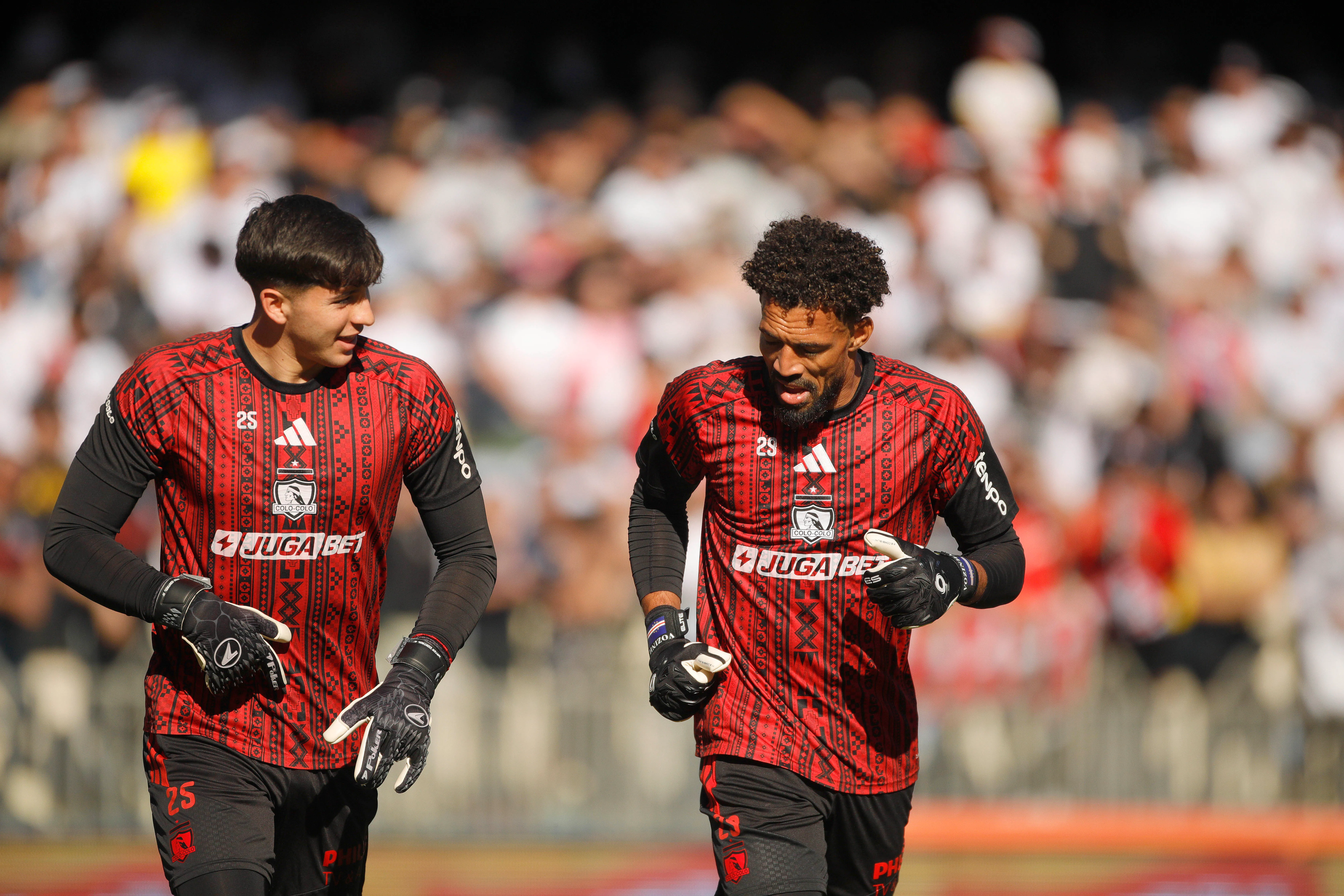 Vozinha y Gabriel Maureira disputan la titularidad en Colo Colo.