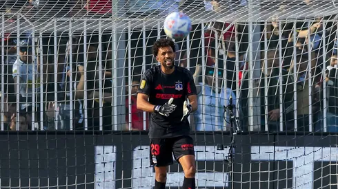 Claudio Bravo sale en defensa de Vozinha y apunta a los responsables del gol de Concepción.