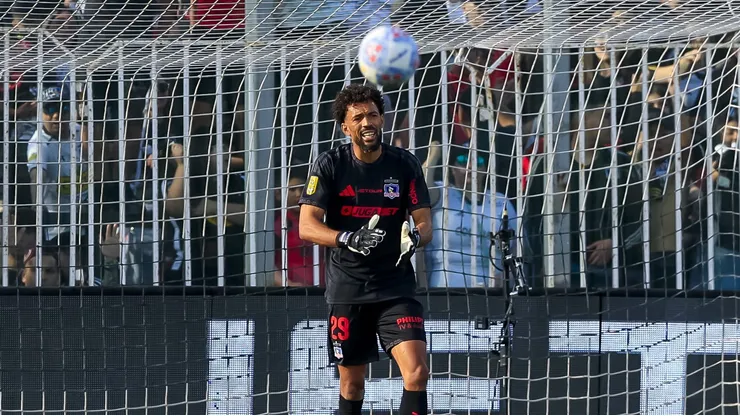 Claudio Bravo sale en defensa de Vozinha y apunta a los responsables del gol de Concepción.