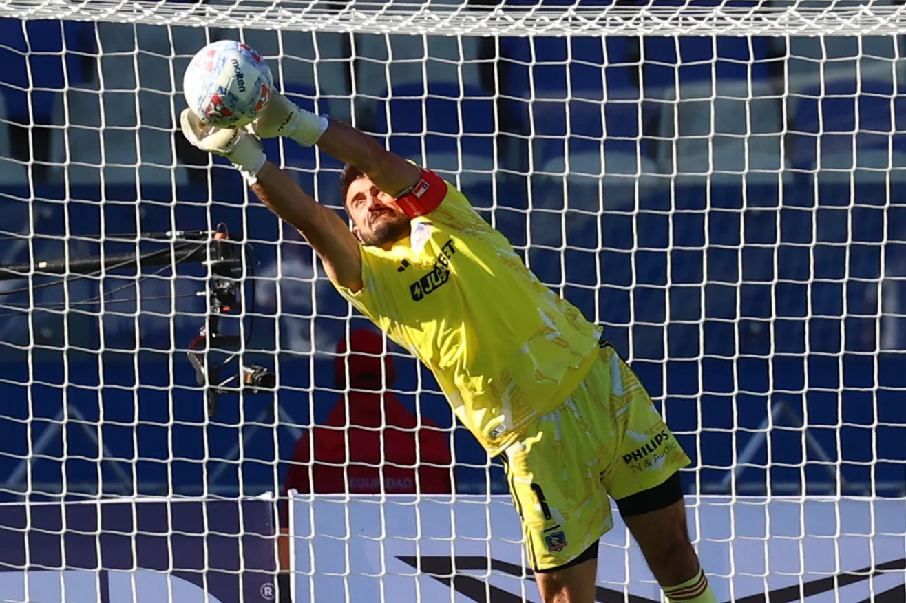 Revelan la fecha en que Fernando de Paul puede volver a jugar en Colo Colo. Foto: Photosport.