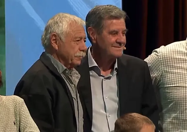 Carlos Caszely se mostró muy emocionado junto a Mirko Jozic | Foto: Canal 13