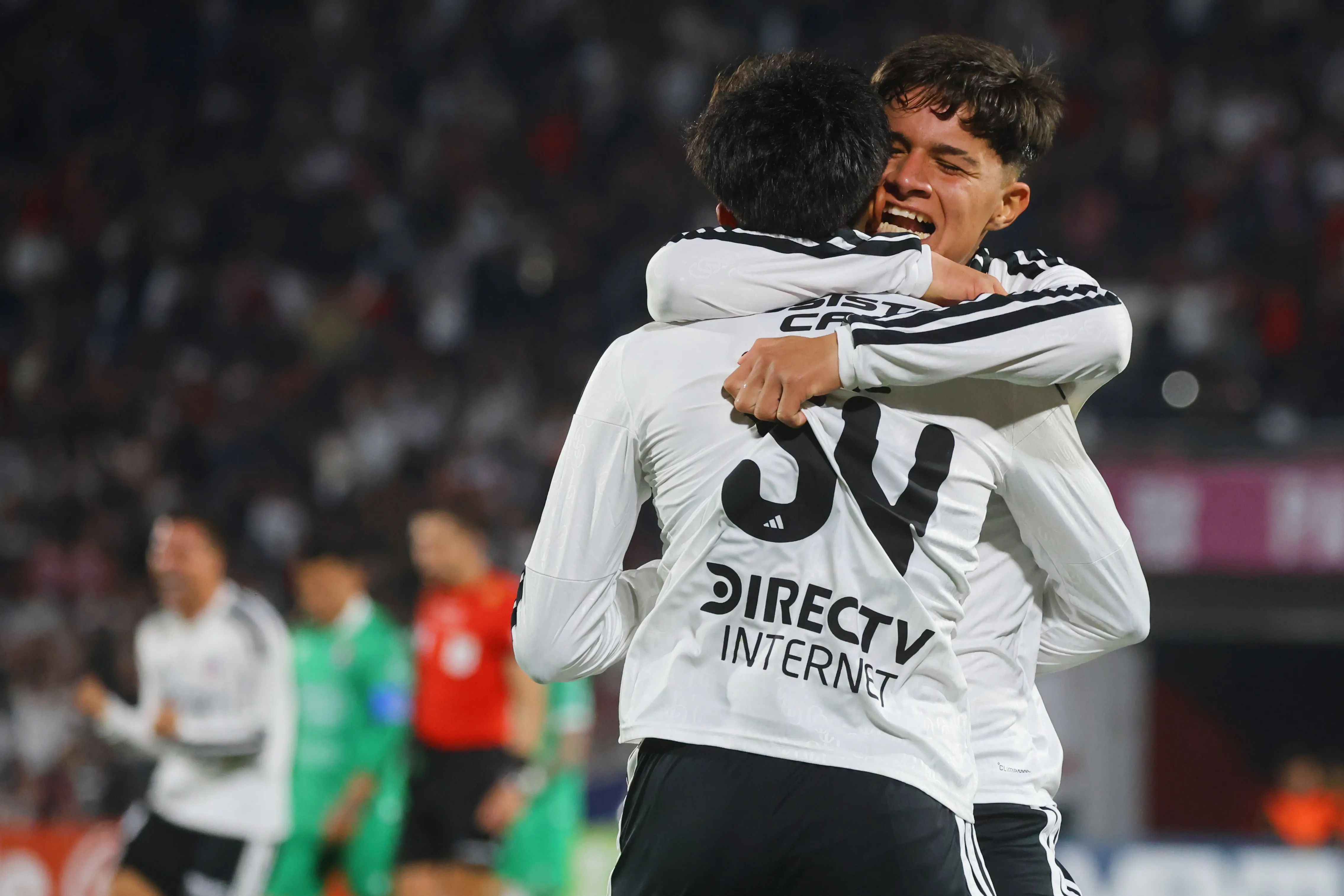 El primero en abrazar a Gedeón Díaz fue su compañero del Fútbol Joven, Cristián Díaz | Foto: Photosport