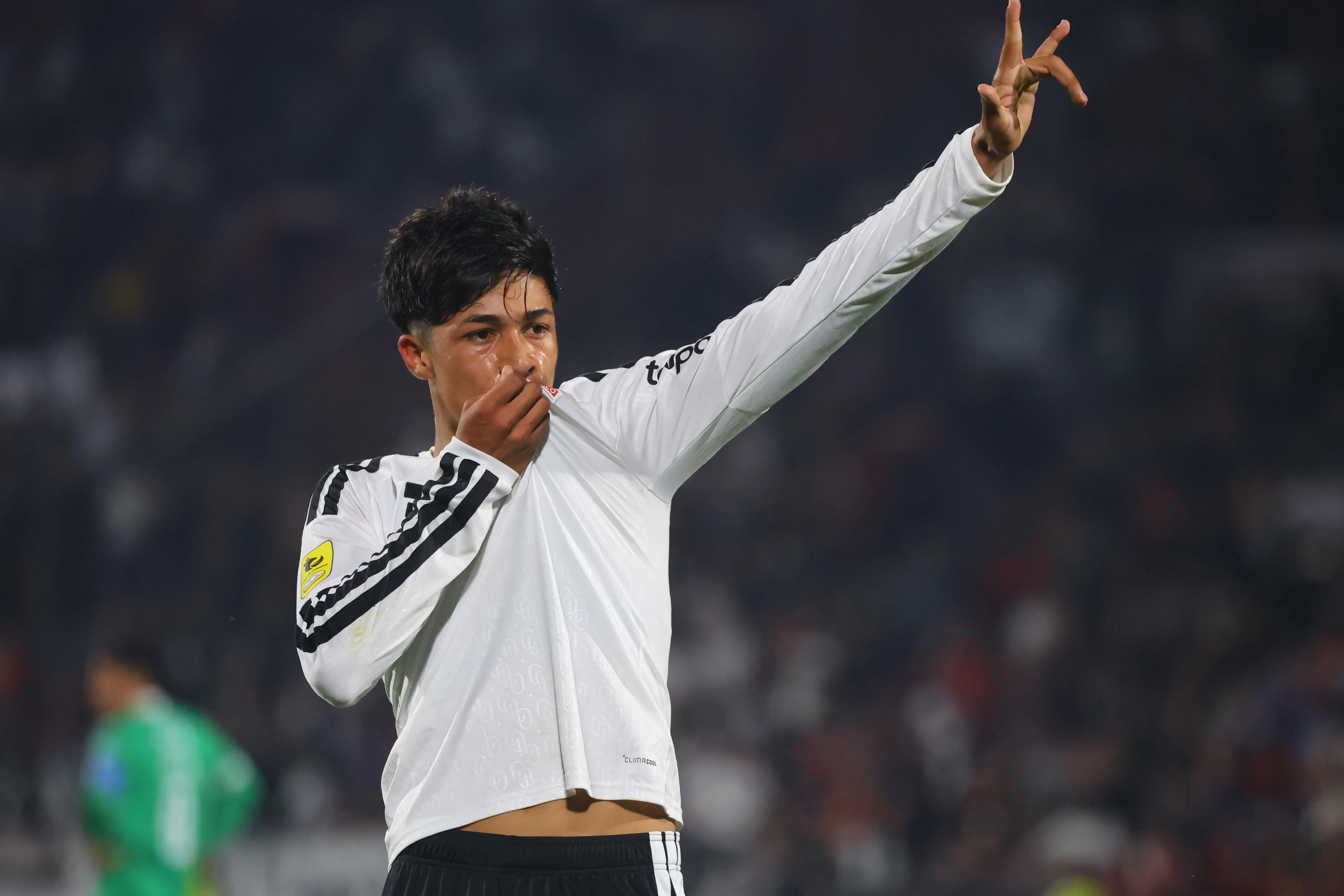 Gedeón Díaz besó el escudo de Colo Colo tras anotar en su primer partido como titular | Foto: Photosport