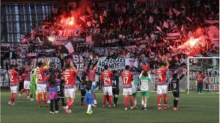 Hinchas de Colo Colo arrasan con entradas para la ida ante Puerto Montt.