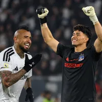 Arturo Vidal adelanta dura pelea en el arco de Colo Colo