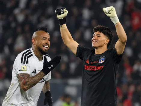 Arturo Vidal adelanta dura pelea en el arco de Colo Colo