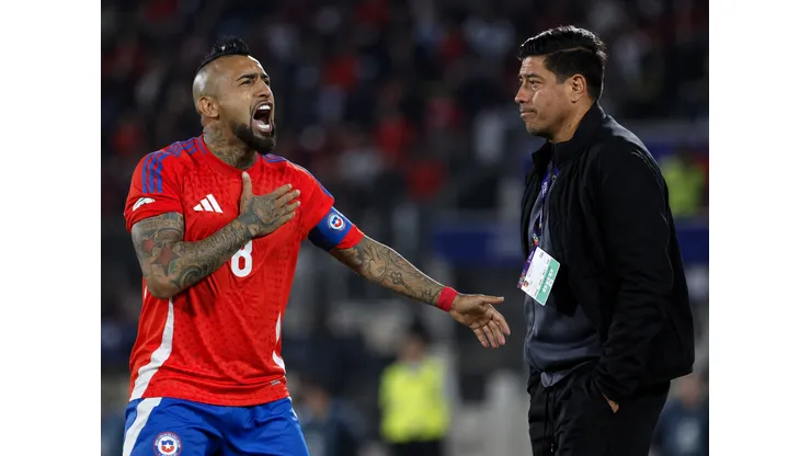 Arturo Vidal sigue dándole a Nicolás Córdova.
