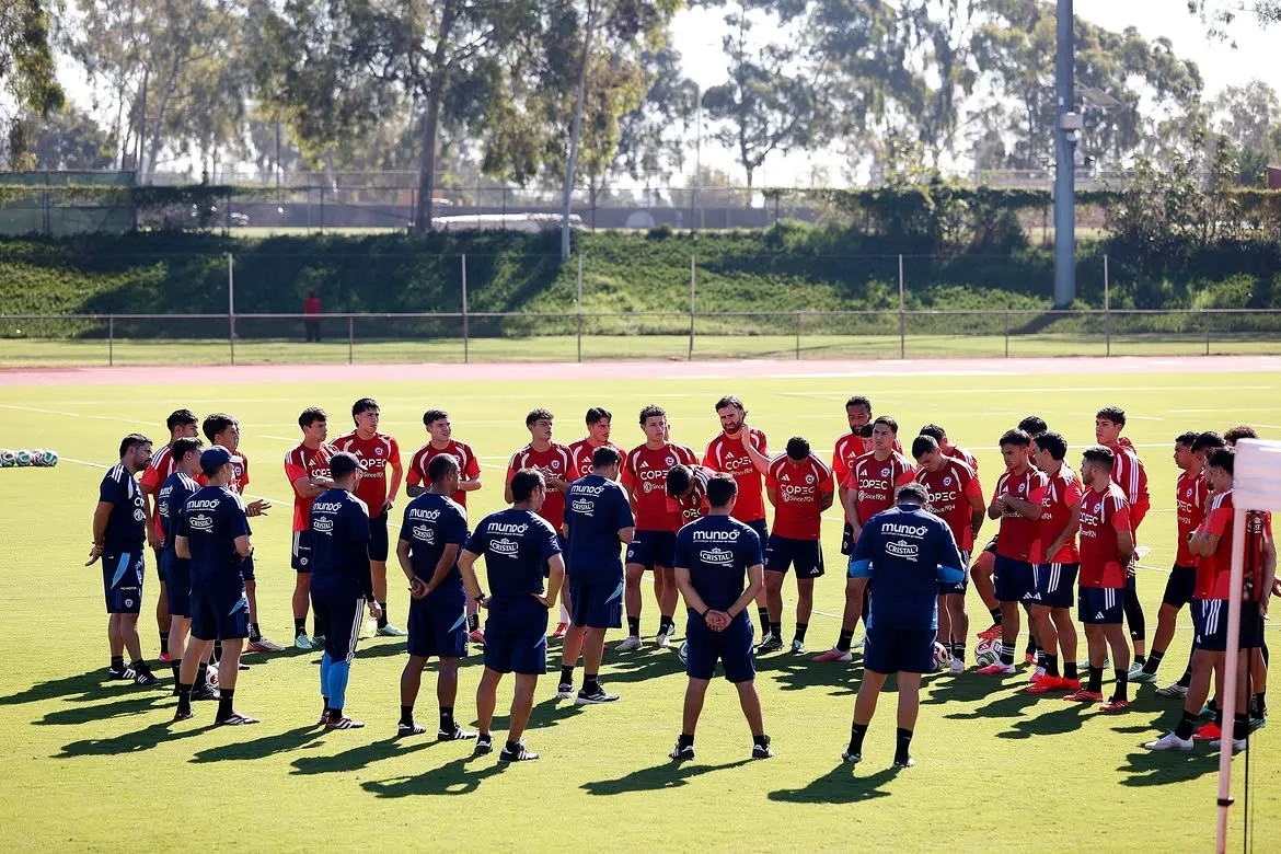 Conversación en el entrenamiento de la Selección Chilena. (Foto: C. Parra – FFCh)