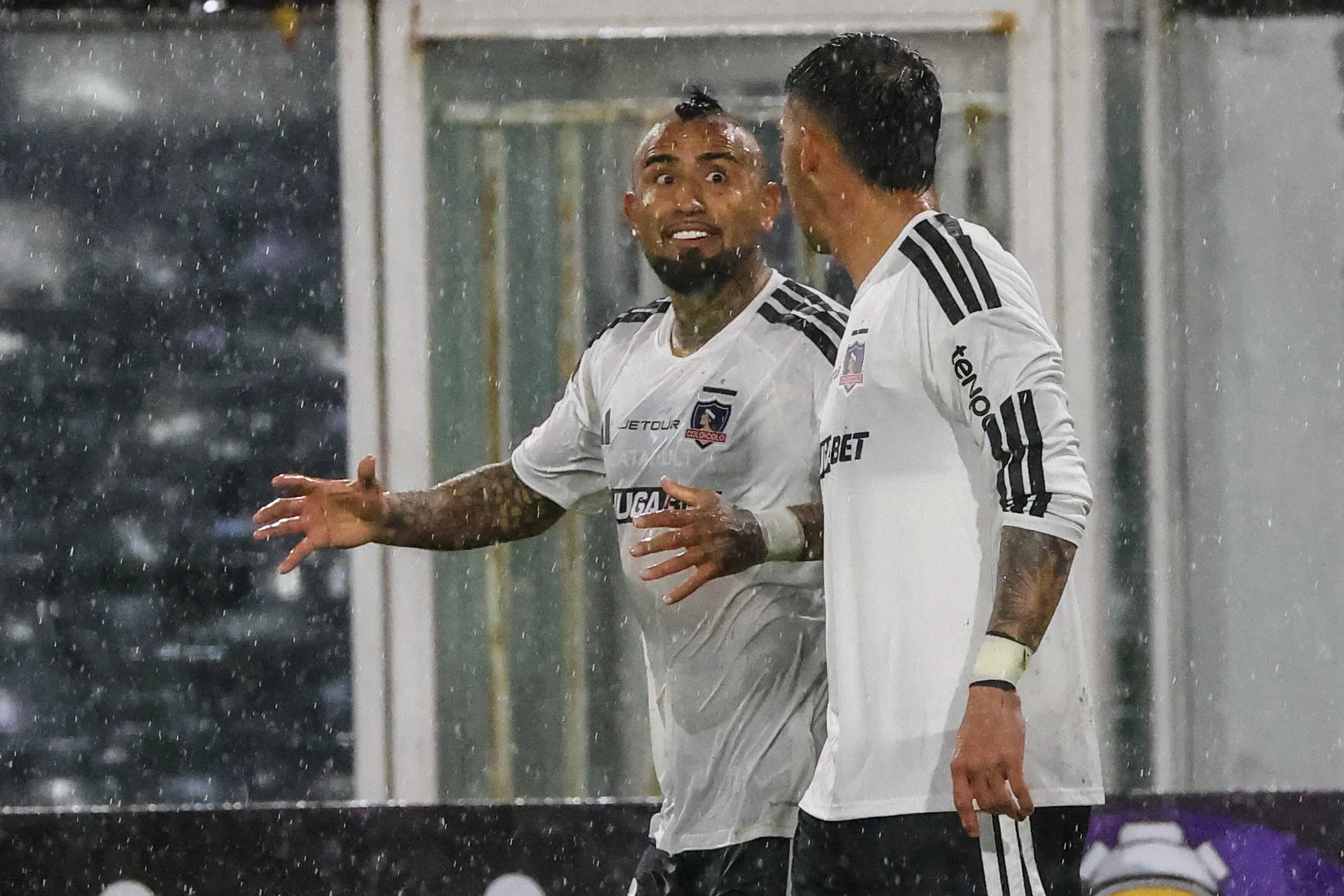Colo Colo abrió el marcador en el primer tiempo con gol de Javier Correa.