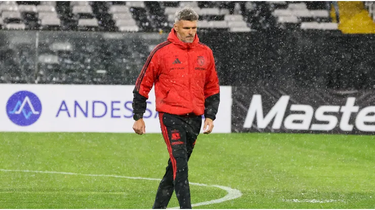Ortiz revisó el estado de la cancha del Monumental tras las lluvias.
