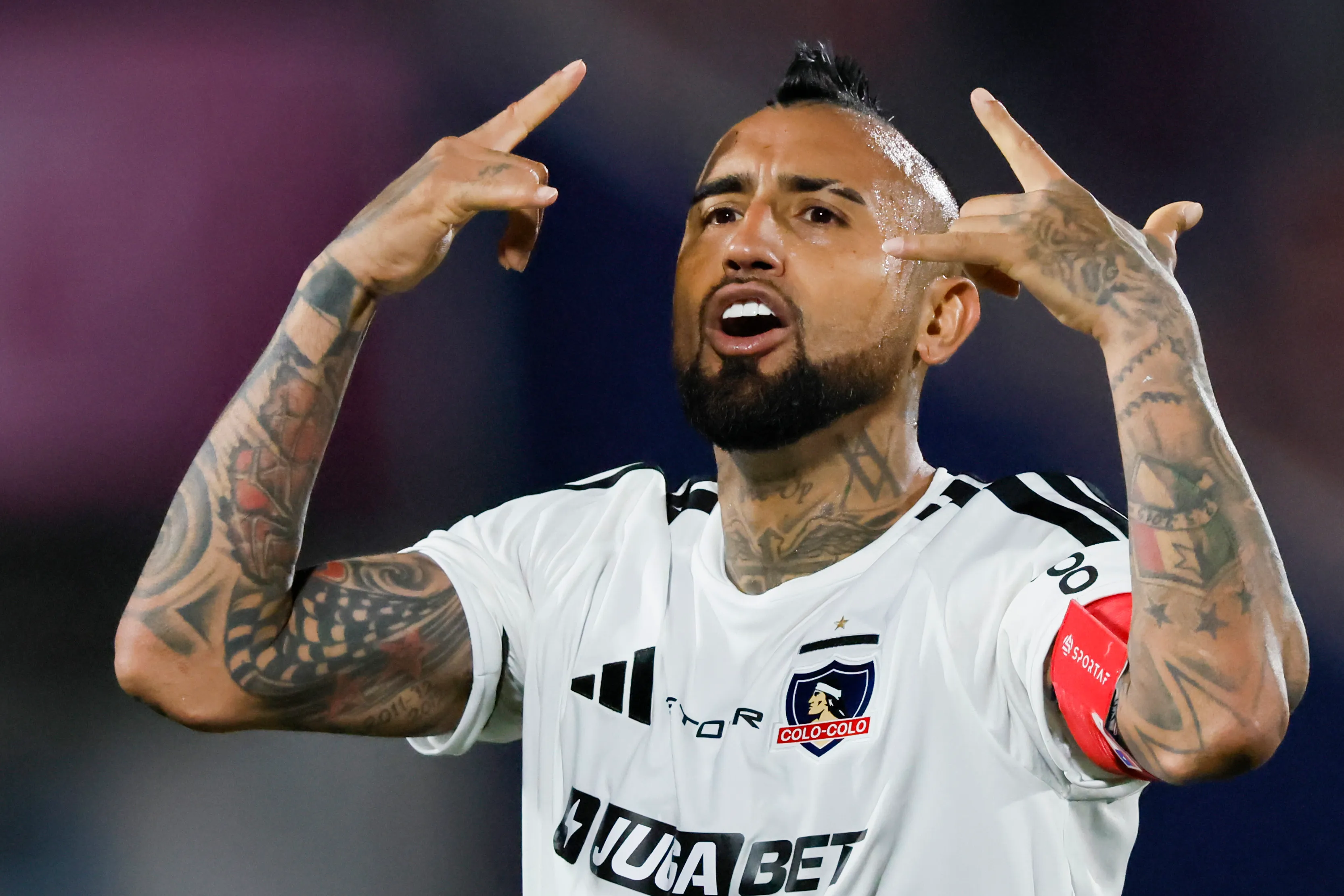 El contundente recado de Arturo Sanhueza a Blanco y Negro por la renovación de Arturo Vidal. 