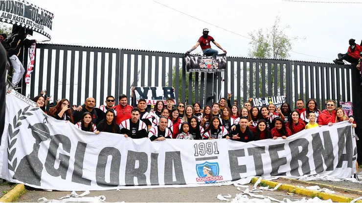 Colo Colo femenino emprende rumbo a la Libertadores y recibe aliento de sus hinchas.