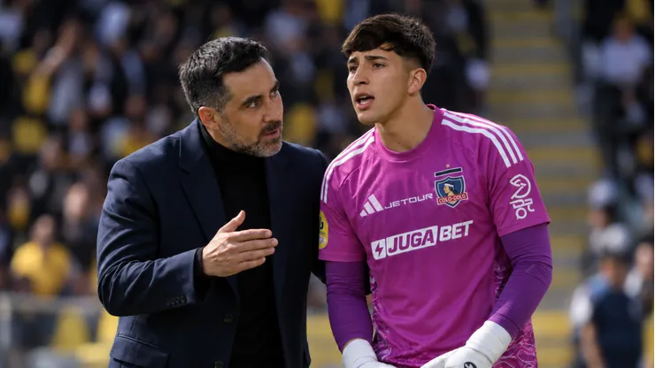 Gabriel Maureira recibe el apoyo de Claudio Bravo.