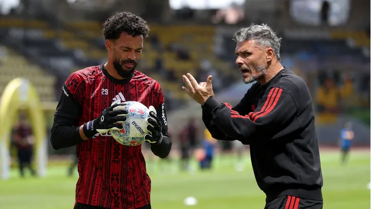Fernando Ortiz dificultaría la renovación de Vozinha en Colo Colo.
