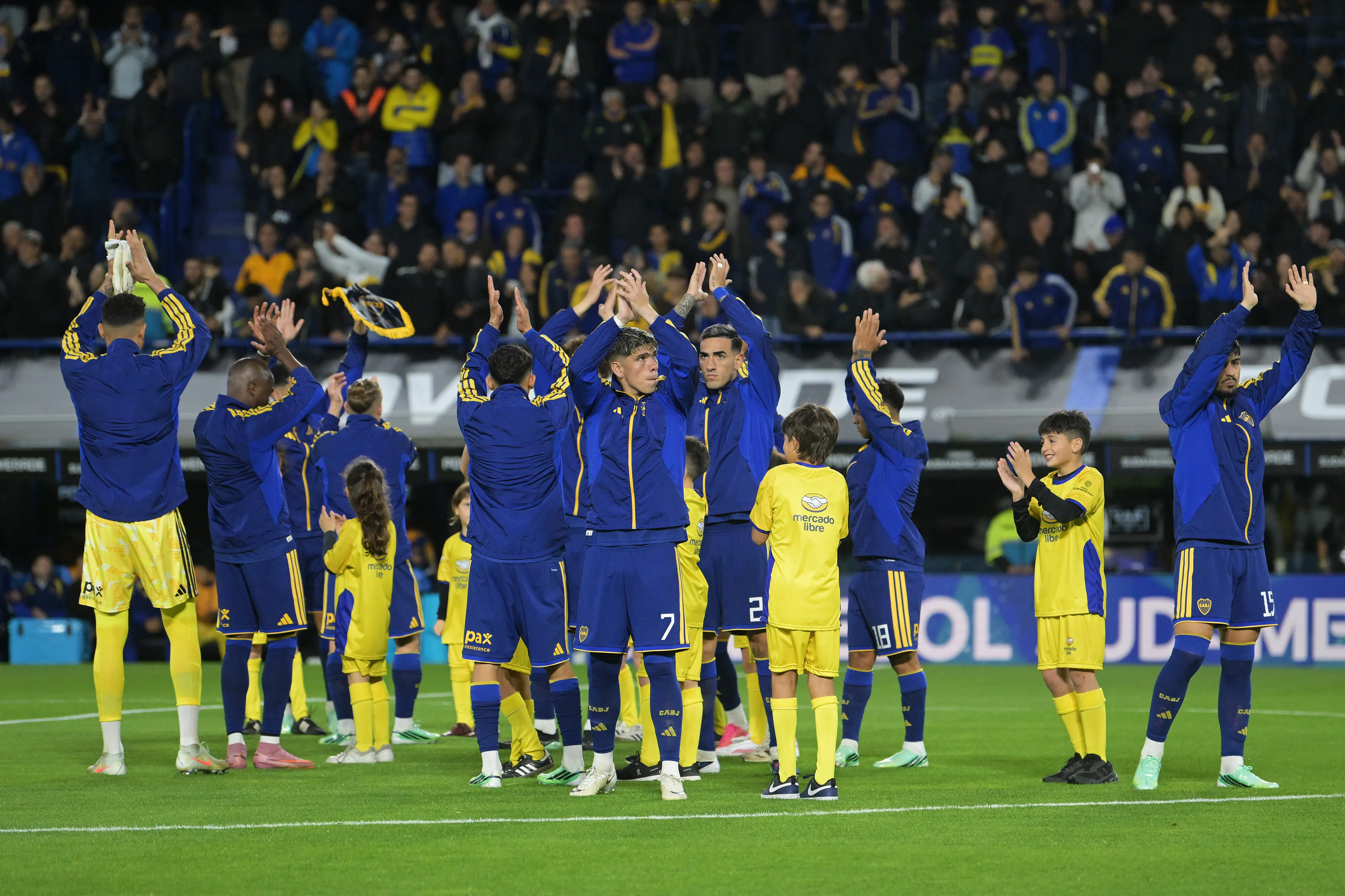 Hinchas de Boca arremeten contra Carlos Palacios y Williams Alarcón tras derrota ante Vasco. 