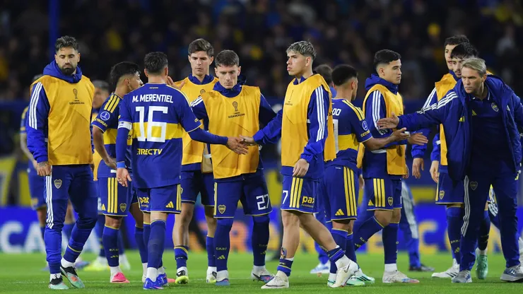 Hinchas de Boca arremeten contra Carlos Palacios y Williams Alarcón tras caída ante Vasco.