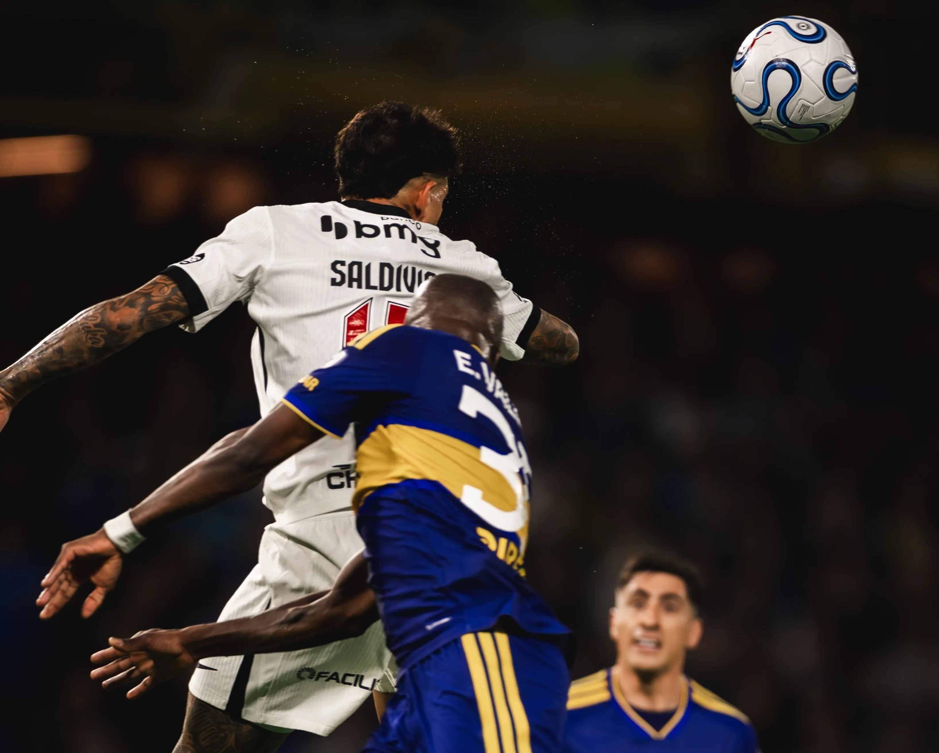 Hinchas de Vasco da Gama se rinden ante Alan Saldivia tras partidazo ante Boca.