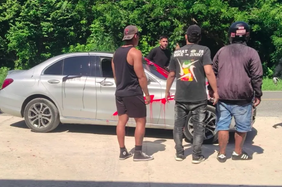 Guillermo Paiva con su auto vandalizado en Barranquilla | Foto: Toque Sports