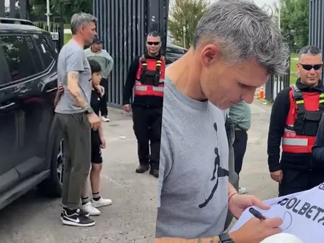 Ortiz recibe el cariño de los hinchas de Colo Colo en el Monumental