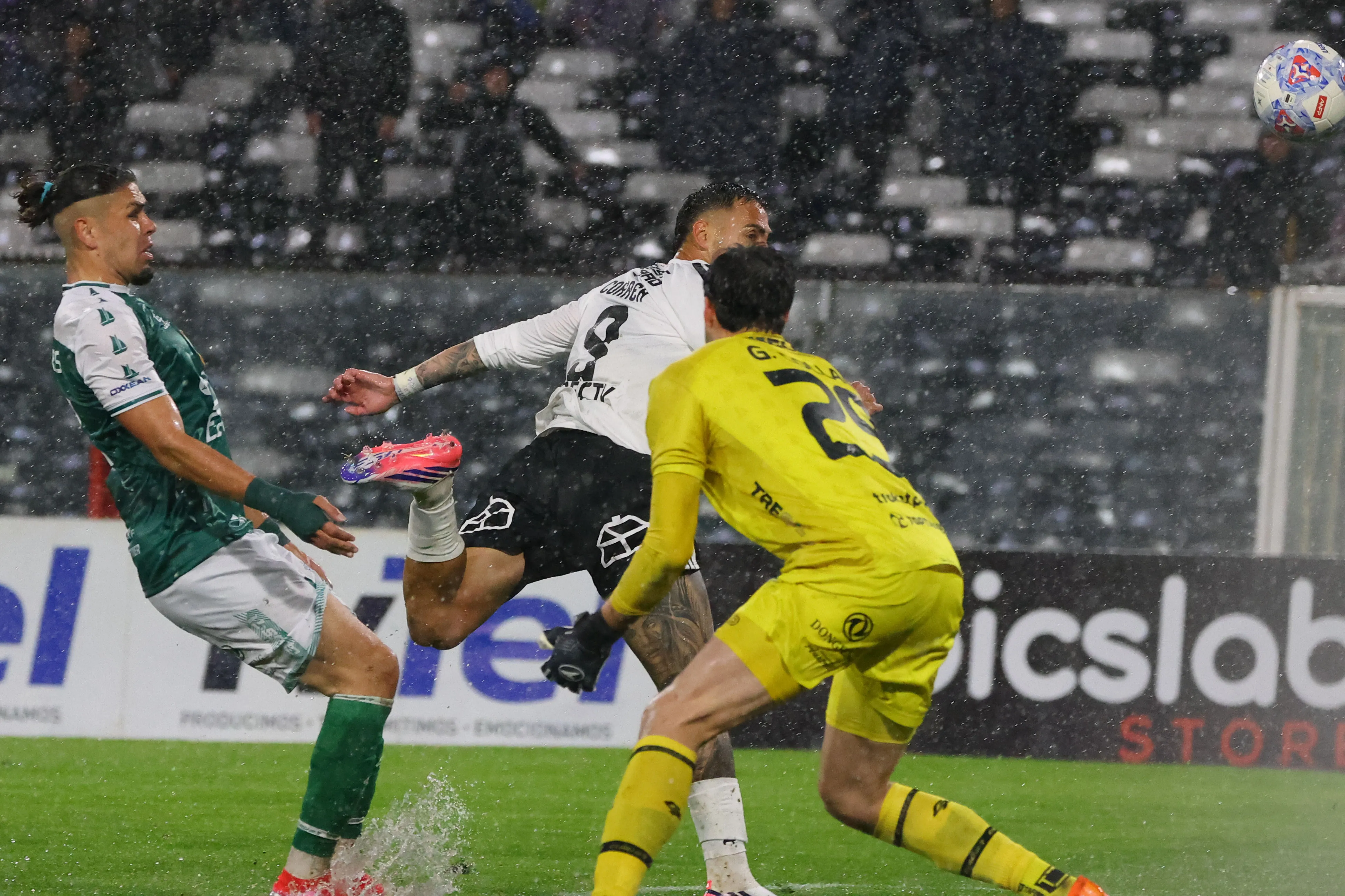 La lluvia amenaza la reanudación del partido. Imagen: Luis Quinteros/Photosport