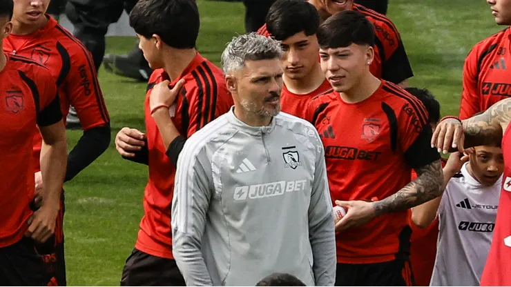 Fernando Ortiz se quedó a ver el partido de la juvenil de Colo Colo.